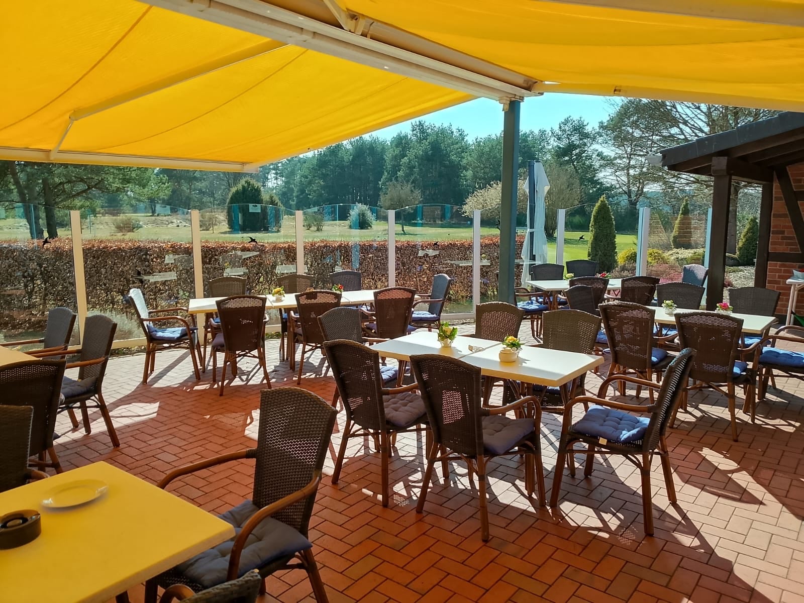 Helle Terrasse mit Blick über das Grün am Golfplatz
